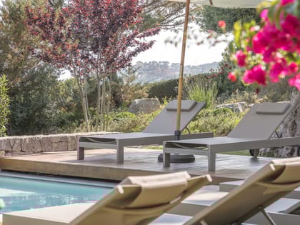 Canouch Pool Sunbeds Detail