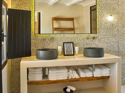 Can Curt Double Sink Bathroom