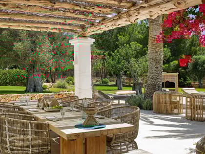 Can Curt Exterior Dining Area