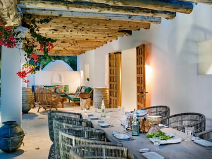 Can Curt Exterior Dining Seating Area