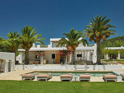 Can Curt House Pool Lawn