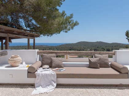 Can Yondal Pool Seating Bench View