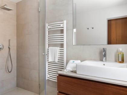 Can Tomas Bathroom Shower