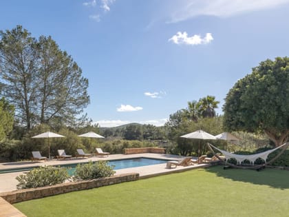 Can Carabasso Pool Lawn