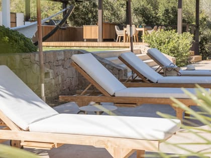 Can Carabasso Pool Sunbeds Detail