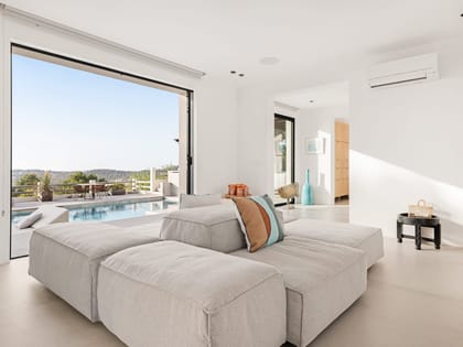 Can Sankisha Living Room Pool View