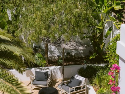 Can Yondal Pool Seating Corner