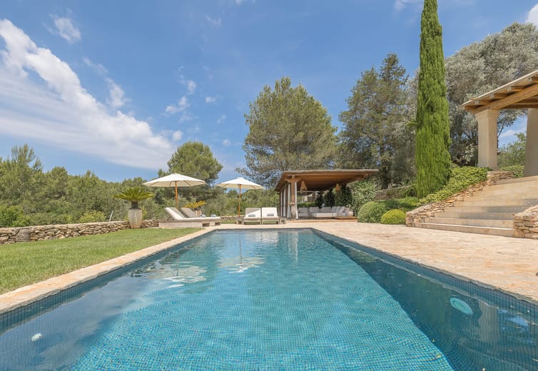 Can Taqnques Pool Front View