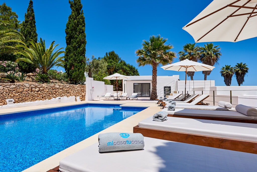Sa Colina Pool Sunbeds Towels
