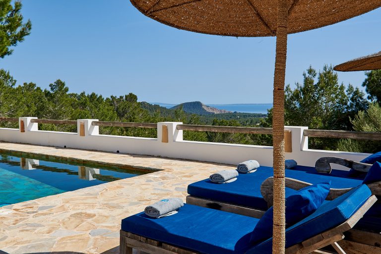 Schöne Mietvilla mit 5 Schlafzimmern & Meerblick in Ortsnähe